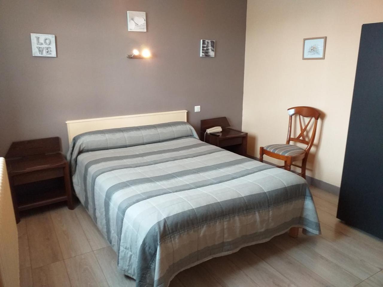 Hotel Le Lion D'Or Salbris Ngoại thất bức ảnh